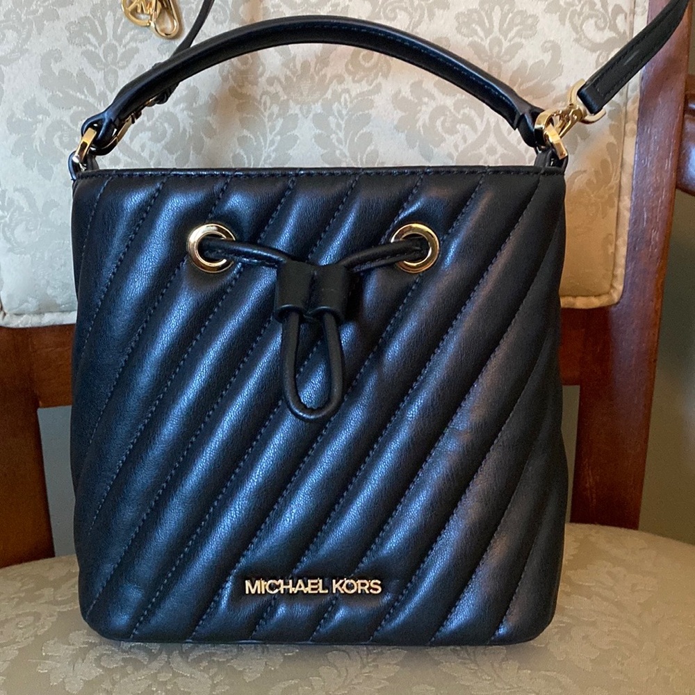 Michael Kors Suri small bucket purse